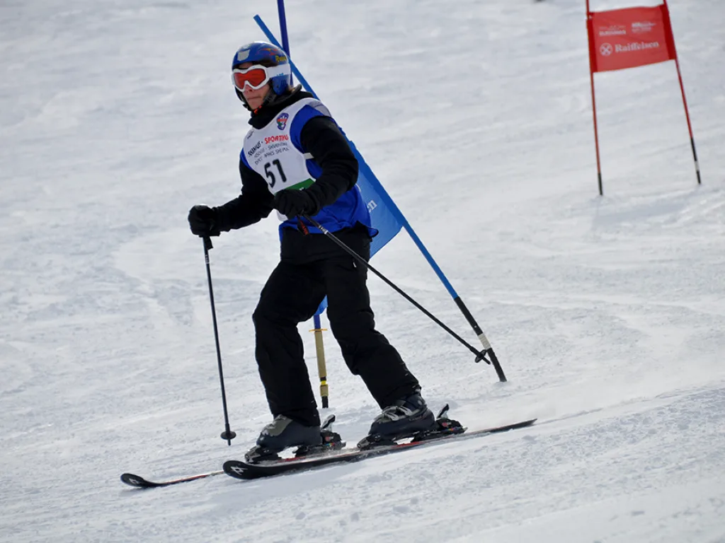 Skifahrer mit Startnummer 57 auf der Rennstrecke.